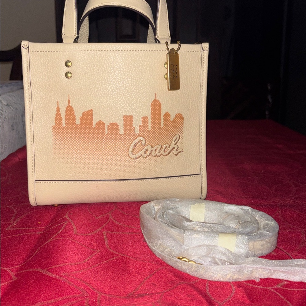 Coach 🆕 JLO Dempsey Tote 22” NYC New York skyline Jennifer Lopez & Coach